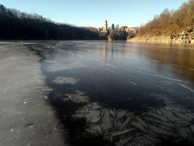 Černý a bílý led