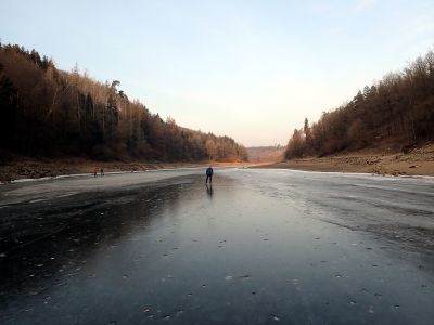 Lomnice dobyta, jedeme po jejím nádherném silném ledu.