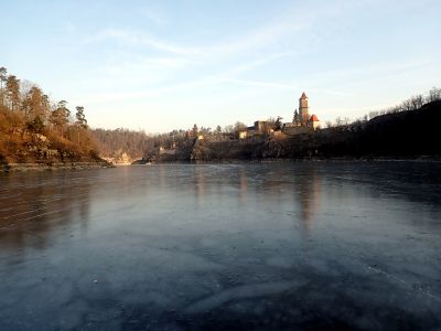 Dojíždíme ke Zvíkovu.