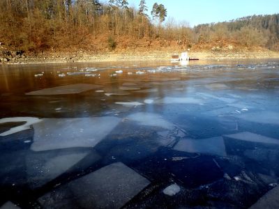 Někdo se tu snažil rozbít led lodí.