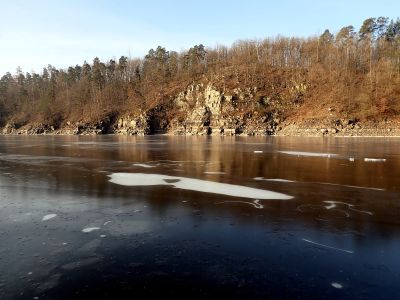 edeme proti proudu Vltavy.
