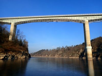 Ráno v pohodě podjíždíme Zvíkovský most nad Vltavou.