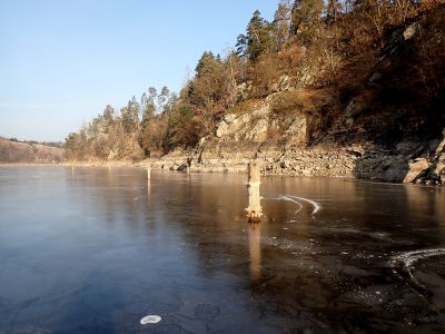 Objíždíme kmeny ve vodě.