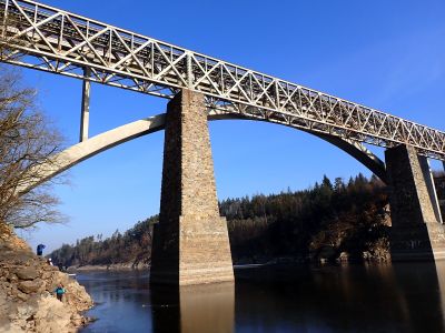 Krkolomné obcházení vody pod mostem je neúspěšné.