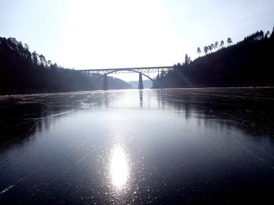 Malé postavičky bruslařů pod železničními mosty