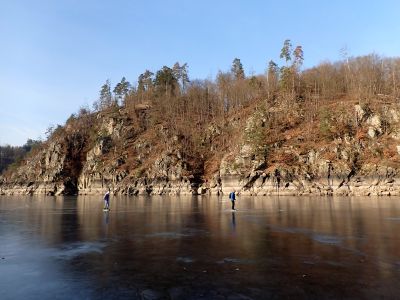 Zdenda podjíždí krásné skály.