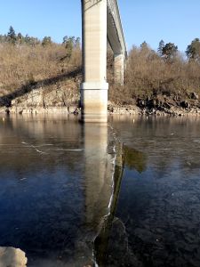 Během chvilky se pod mostem rozestoupila prasklina.