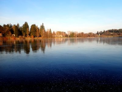Ze zrcadla Vyžlovského rybníka se nám nechtělo odejít, ale chtěli jsme probruslit celou kaskádu jevanských rybníků.