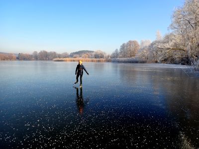 Na Velkém chotilském rybníku bruslíme pouze u jižního břehu.