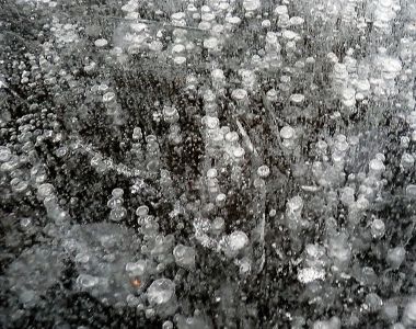 Buzický rybník – bubliny v ledu