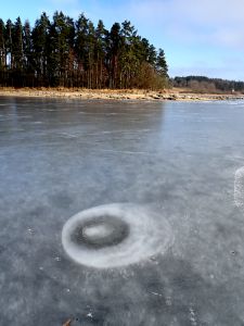 Krásné malby v ledu vyniknou při plném slunci.