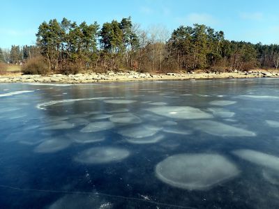 Krásné malby v ledu vyniknou při plném slunci.