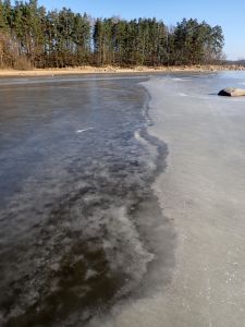 Hranice černého a bílého ledu.