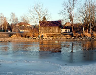 Místní kluk tu jezdí s dálkově ovladatelnou lodičkou vedle ledu.