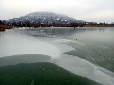 Krásná skalnatá hora Badacsony vylézá z mraků.