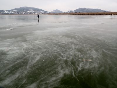 Krásné malby v ledu. V pozadí na kopci zřícenina hradu Szigliget.
