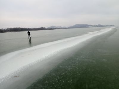Jízda podle dobře zamrzlé praskliny.