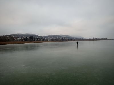 Na kopcích nad Balatonem je mnoho rozhleden. Na většinu z nich jsem v minulosti vylezl a při pohledu na nesmírnou vodní plochu jsem toužil si tu jednou zabruslit.