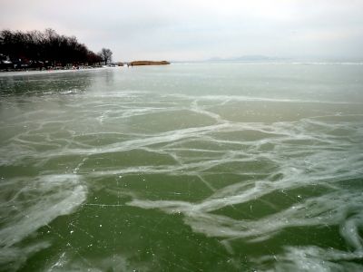 Balatongyörök - Nádherné malby v ledu. Na ledu už jsou další bruslaři.