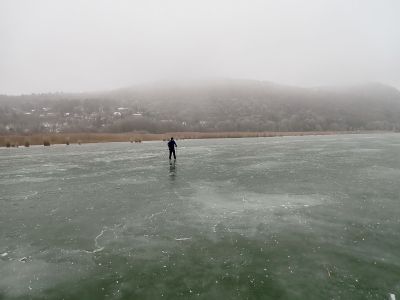 Druhý den začínáme jízdu na nekvalitním ledu u poloostrova Tihany.