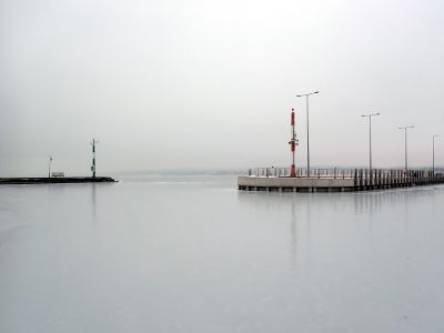 V Révfülöpu překonáváme pásmo prasklin po vnitřku přístavu.