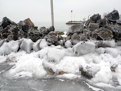 Přelézáme zamrzlé hráze.