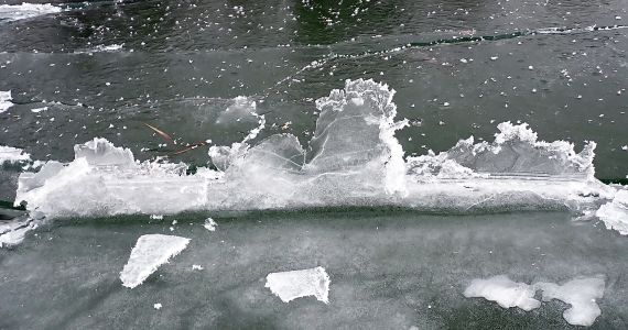 Ledové útvary na prasklině.