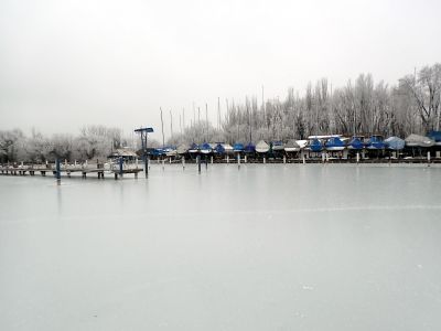 Překonáváme ho vnitřkem přístavu.