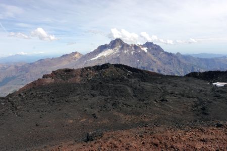 Pohled z vrcholu Antuca přes kráter na Sierru Vellada