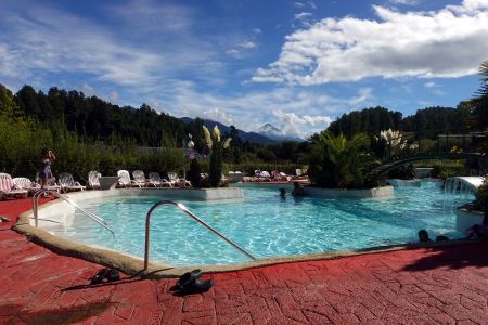 Z termálů Trancura je vidět Volcán Villarrica