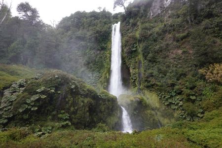 V údolí pod Quetrupillánem je spousta vodopádů -  Salto El León