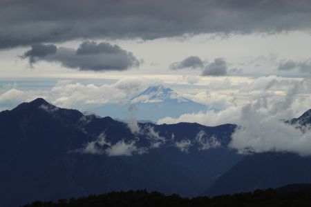 Mezi mraky je ještě vidět Volcán Llaima.