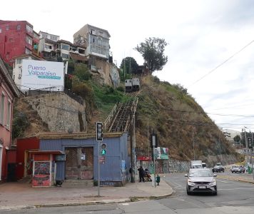 Turistickým lákadlem Valparaísa jsou lanovky (ascensores). Nejznámější z nich Ascensor Artillería je však nyní mimo provoz.