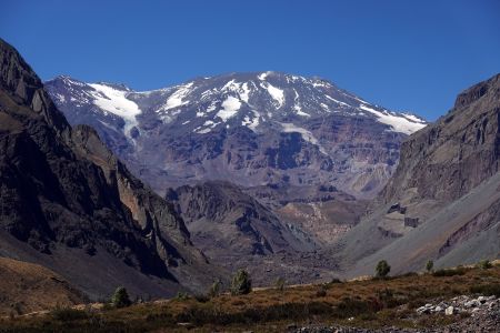 První pohled na Volcán San José vysoký 5856 m.