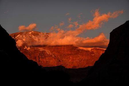 Neskutečně zbarvený Volcán San José večerním sluncem.