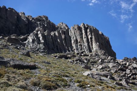 Čedičové sloupy při výstupu k chatě Refugio Volcán San José