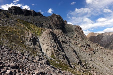 Čedičové sloupy při výstupu k chatě Refugio Volcán San José
