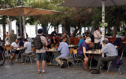 Šachisté na Plaza de Armas v Santiagu.
