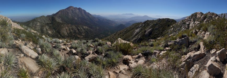 Překrásný pohled z hřebene vrcholu Cerro Los Penitentes na La Campanu