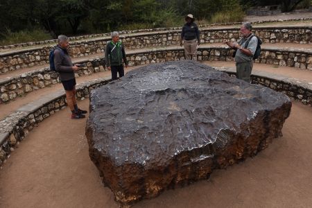 Největší meteorit světa Hoba váží 60 tun a tvoří ho z 80 procent železo.