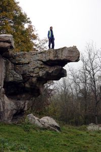 Kamila na věži Krokodýl ve skalním městě Sea of Stones u města Szentbékkálla