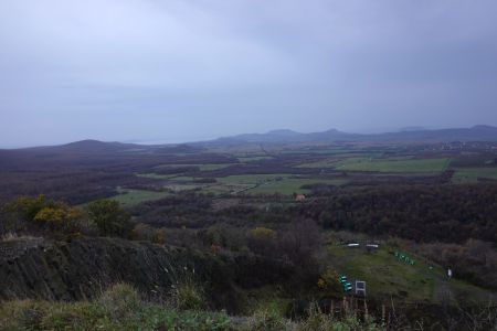 Pohled z Hegyestű na Balaton a kopce kolem Badacsonye.