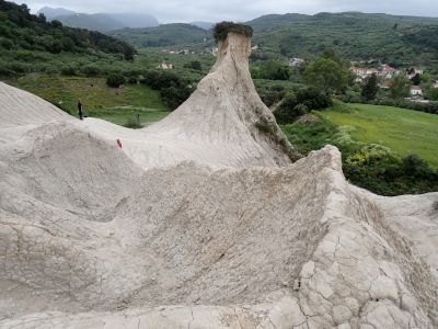 Komolithi. Zemní pyramidy vznikly erozí jílovitých půd před tisíci lety. Byly zde nalezeny mořské fosilie, stopy pyritu a zlata.