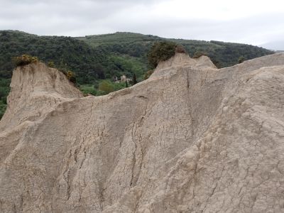 Komolithi. Zemní pyramidy vznikly erozí jílovitých půd před tisíci lety. Byly zde nalezeny mořské fosilie, stopy pyritu a zlata.