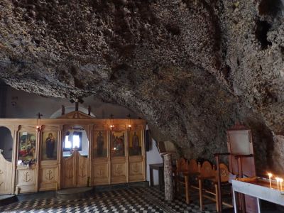Agios Ioannis Prodromos Damialis na sever od města Kissamos. Poustevnickou jeskyni založil v 10. stol. svatý Jan Cizinec. 