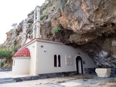 Agios Ioannis Prodromos Damialis na sever od města Kissamos. Poustevnickou jeskyni založil v 10. stol. svatý Jan Cizinec. 