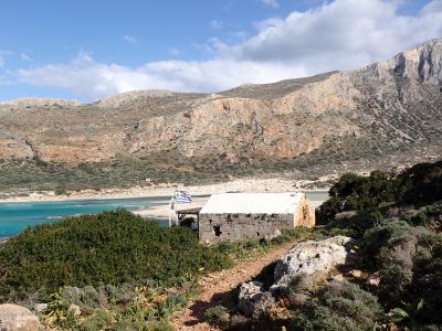 Pohled od laguny Balos na 720 m vysoké kopce Gramvousa