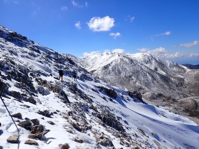 Ve výšce 1900 m nás zastavily strmé zasněžené svahy. Bez maček a cepínu by byl další postup riskantní. Museli jsme se vrátit.