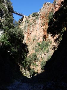 Most je ve výšce 140 m nad soutěskou.