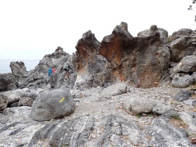 Pobřežní trek mezi balvany
